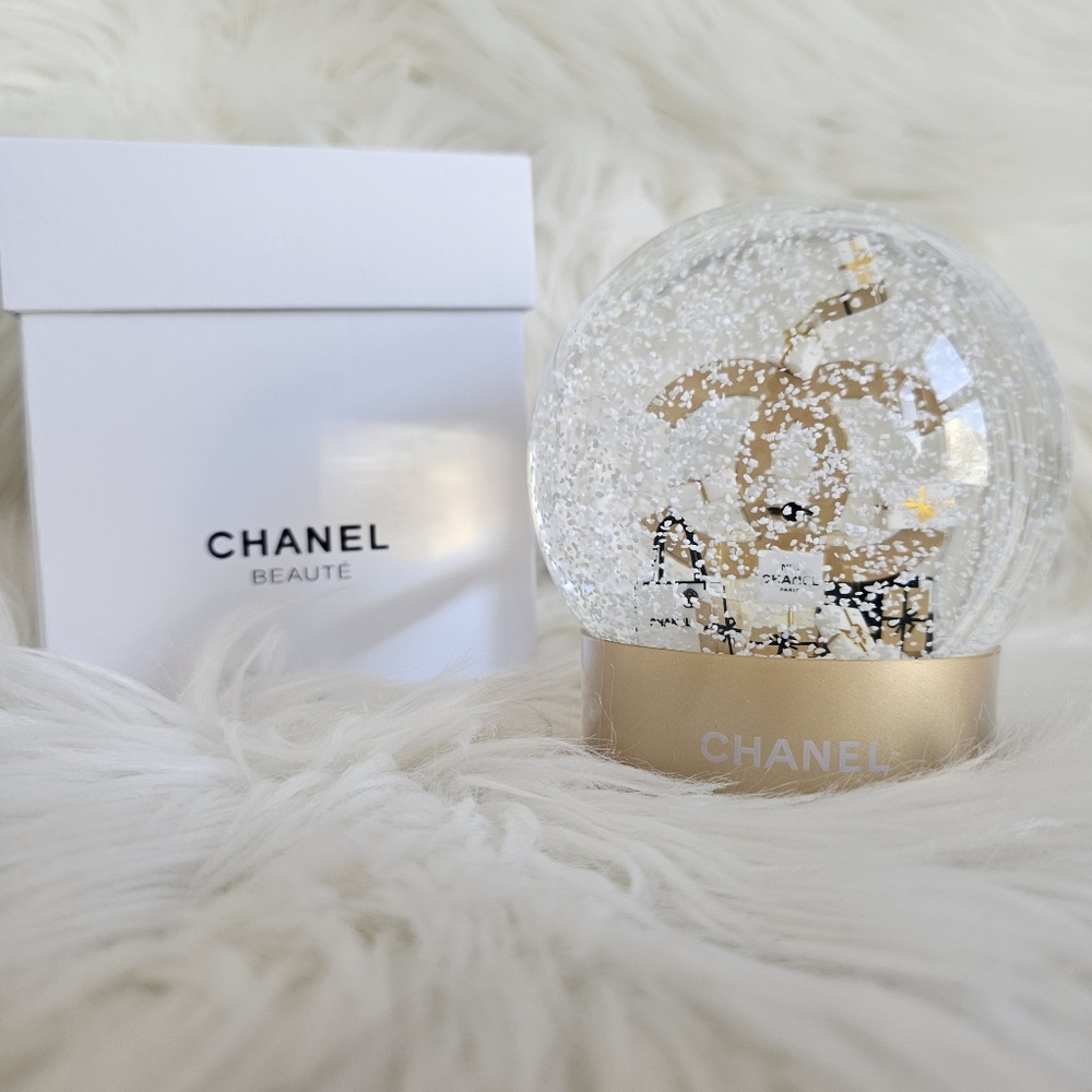 ⚜️ Chanel Snow Globe ⚜️ - Picture 2 of 4